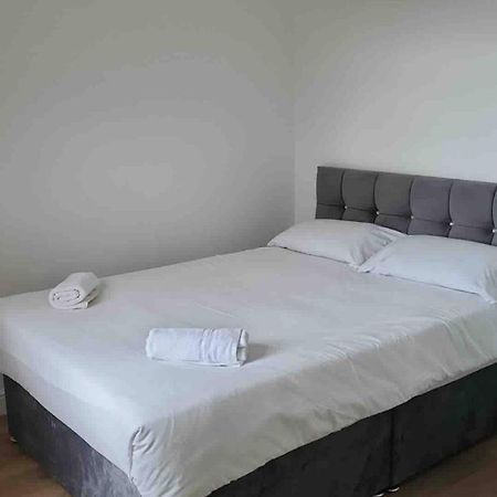 Catherine 5 Bedroom House Крю Екстериор снимка
