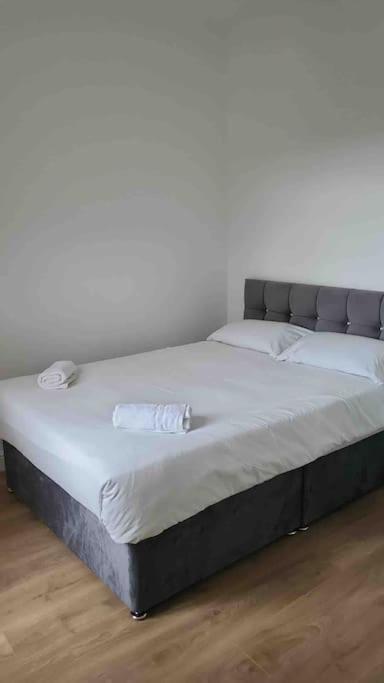 Catherine 5 Bedroom House Крю Екстериор снимка