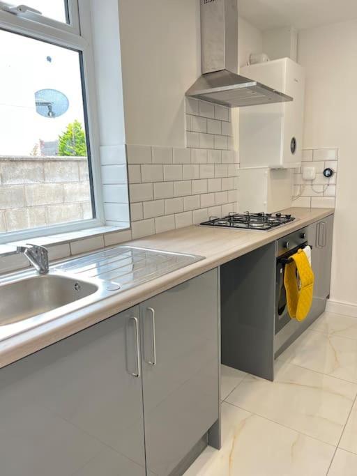 Catherine 5 Bedroom House Крю Екстериор снимка