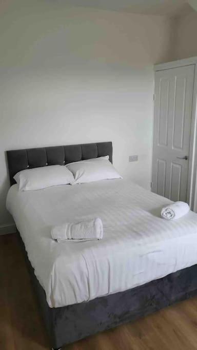 Catherine 5 Bedroom House Крю Екстериор снимка