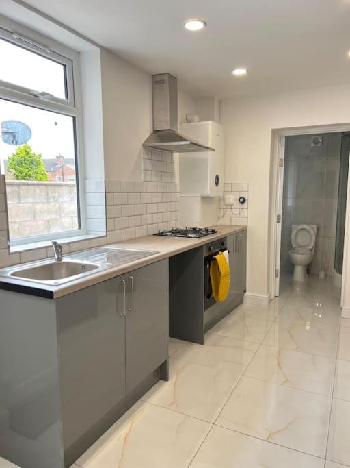 Catherine 5 Bedroom House Крю Екстериор снимка