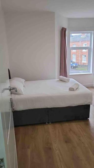 Catherine 5 Bedroom House Крю Екстериор снимка