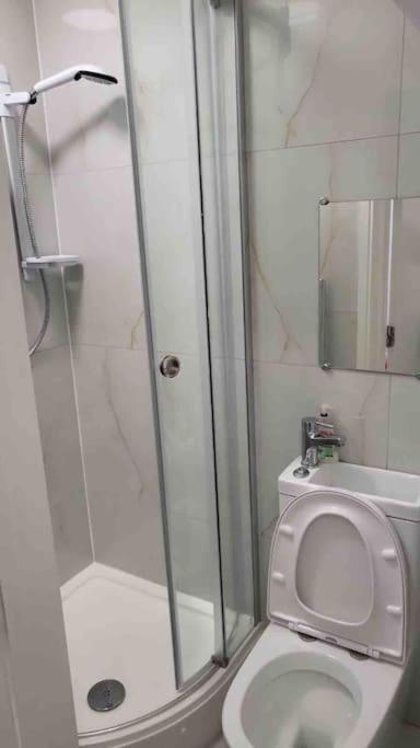Catherine 5 Bedroom House Крю Екстериор снимка