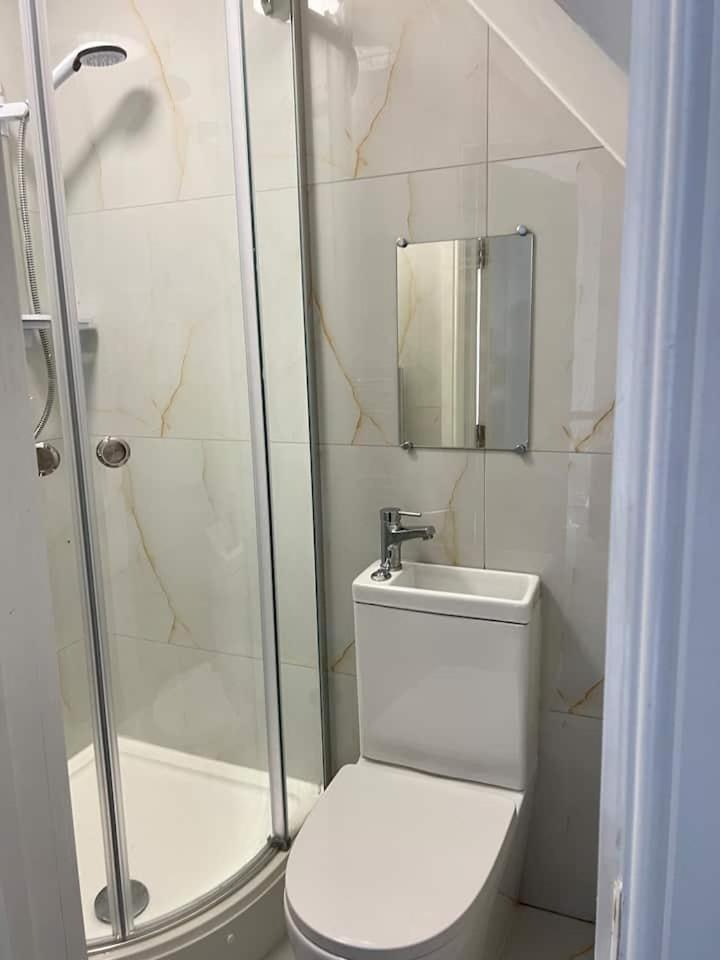 Catherine 5 Bedroom House Крю Екстериор снимка
